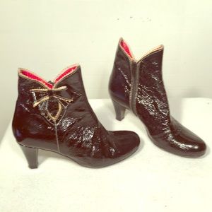 HELOS BLACK PATENTED LEATHER ANKLE BOOTS, Sz 37